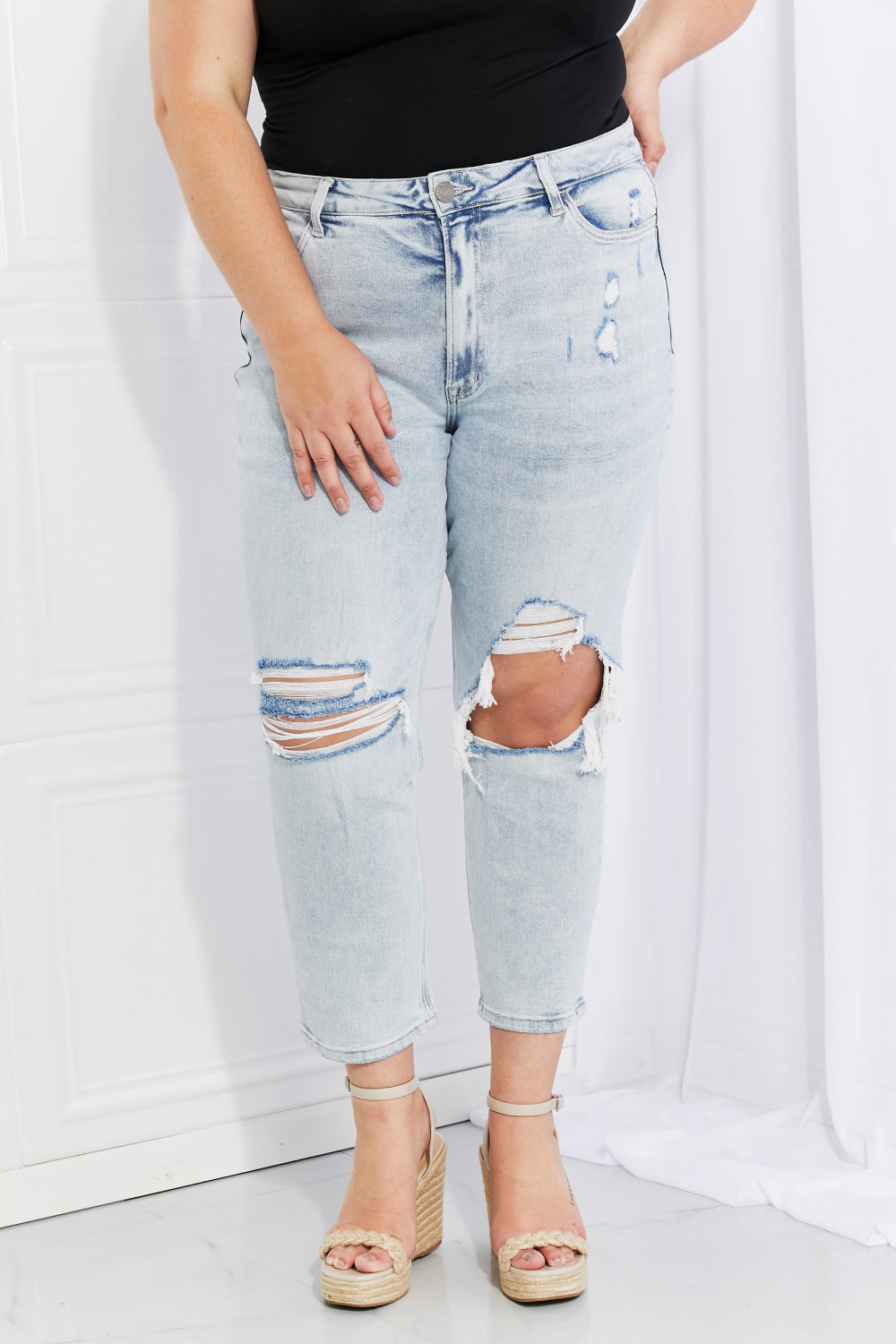 Stand Out Full Size Distressed Cropped Jeans